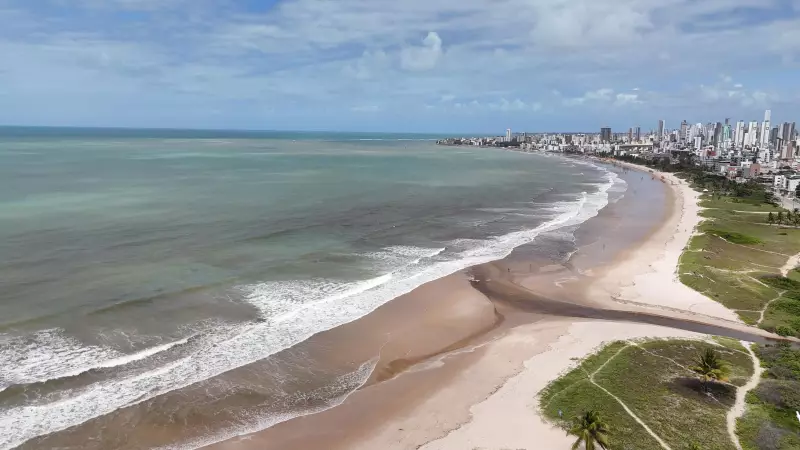 Mancha escura surge no mar de João Pessoa após fortes chuvas: entenda o fenômeno