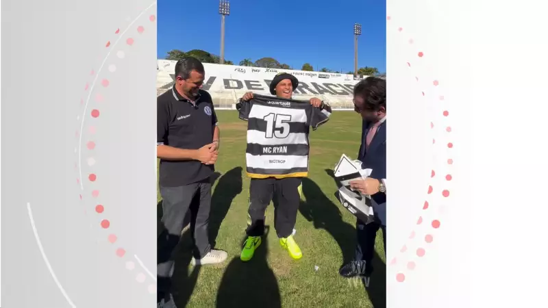 MC Ryan SP se desculpa por cavalo de pau em estádio e ganha camisa do XV de Piracicaba
