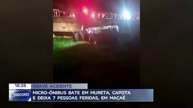 Micro-ônibus capota após bater em mureta e deixa sete feridos em Macaé, RJ