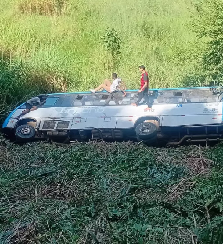 Micro-ônibus capota e despenca em barranco no bairro Niterói, em Juiz de Fora