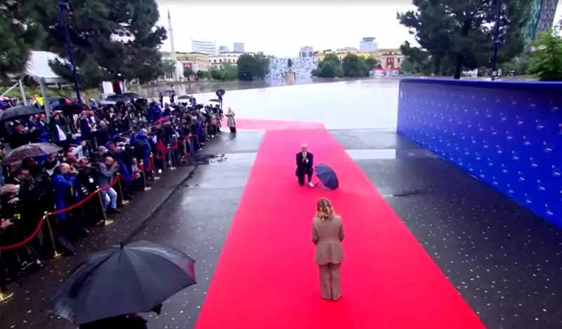 Momento inusitado: Primeiro-ministro da Albânia se ajoelha para receber Giorgia Meloni em visita oficial