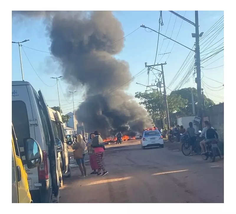 Moradores de Campos dos Goytacazes fecham estrada em protesto por melhorias urbanas