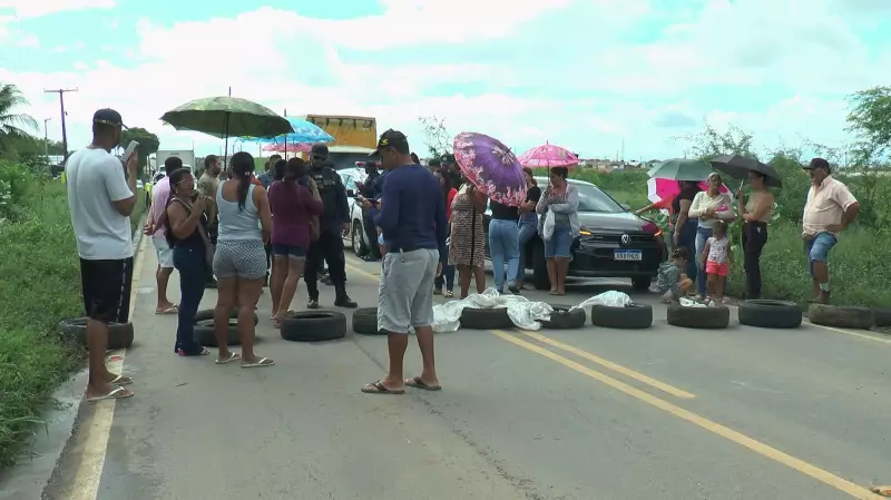 Moradores de Canindé de São Francisco bloqueiam rodovia SE-230 em protesto por falta d'água