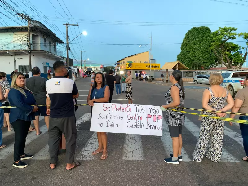 Moradores de Rio Branco fecham rua em protesto contra mudança do Centro POP