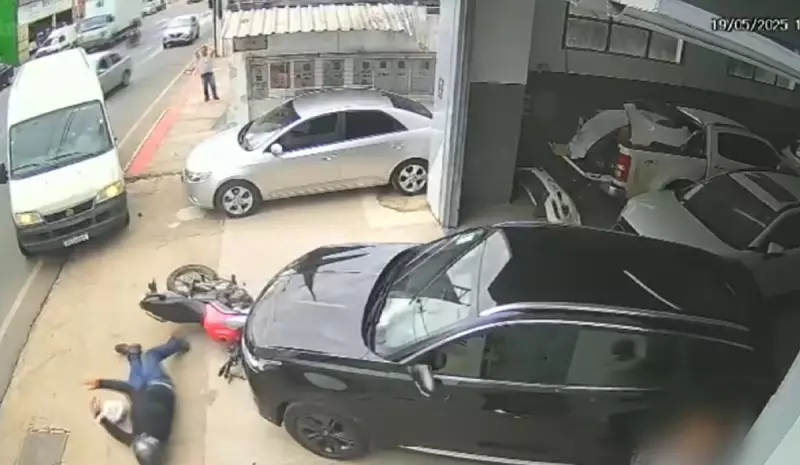 Motociclista é fechado por van e sofre acidente grave na Serra - ES