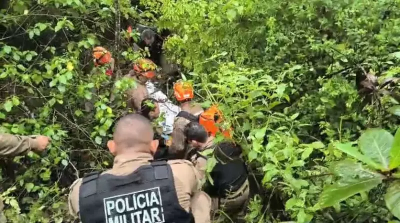 Motociclista sobrevive a acidente chocante após ser engolido por bueiro durante chuva na Paraíba