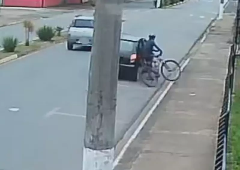 Motorista atropela ciclista e foge sem prestar socorro em Itapetininga; veja o vídeo