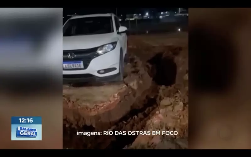 Motorista desobedece sinalização e carro fica ilhado em vala no RJ — veja o vídeo!