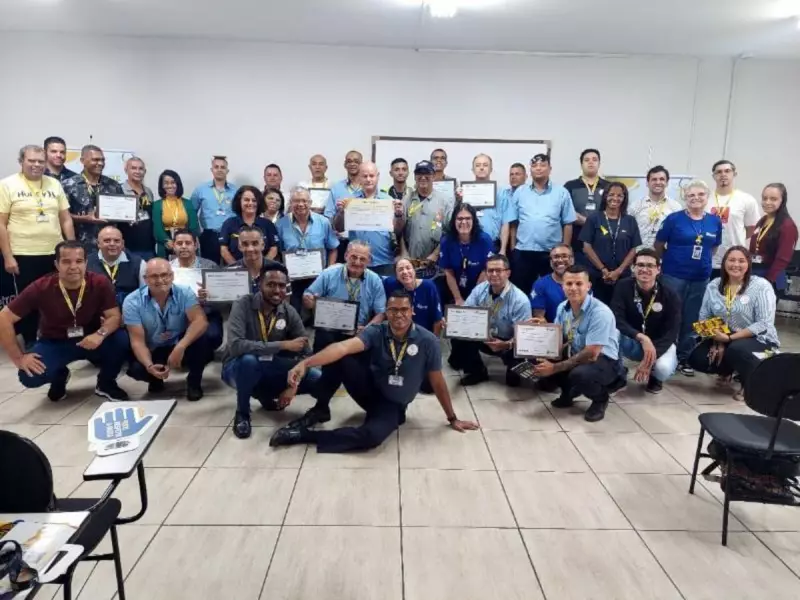 Motoristas de ônibus participam de workshop sobre segurança viária em garagens