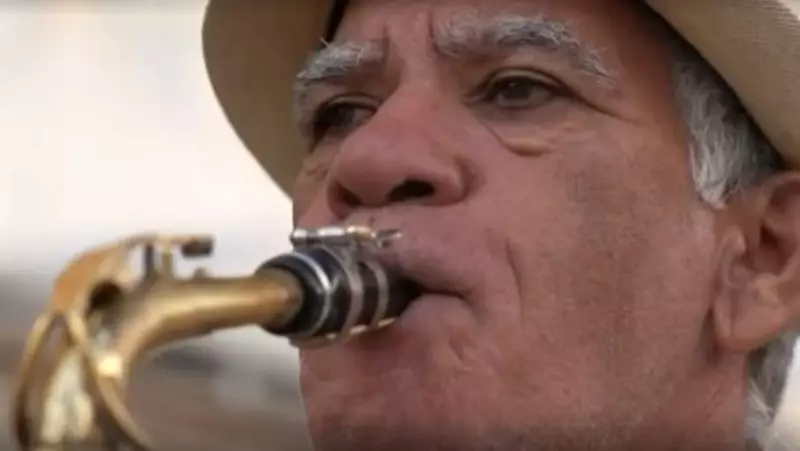 Músico se reinventa após acidente e leva alegria com saxofone nas ruas de São Carlos