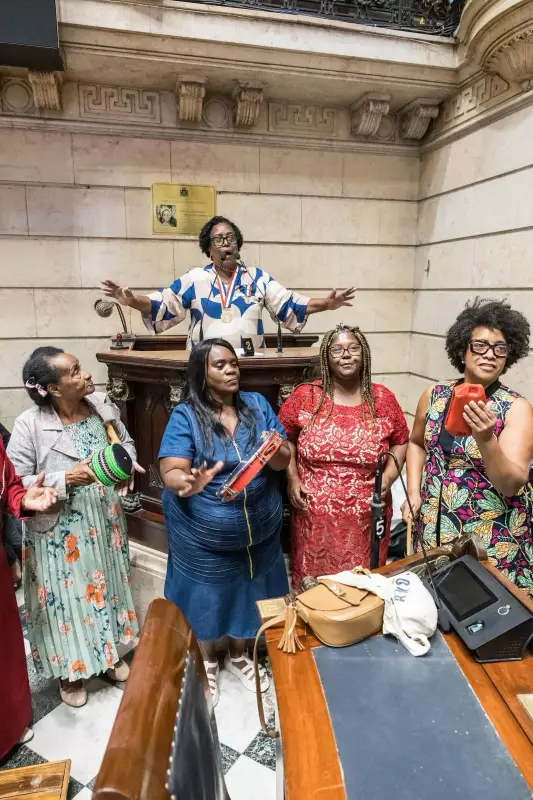 Neia do Surdo, cantora gospel que viralizou com samba, é homenageada na Câmara do Rio