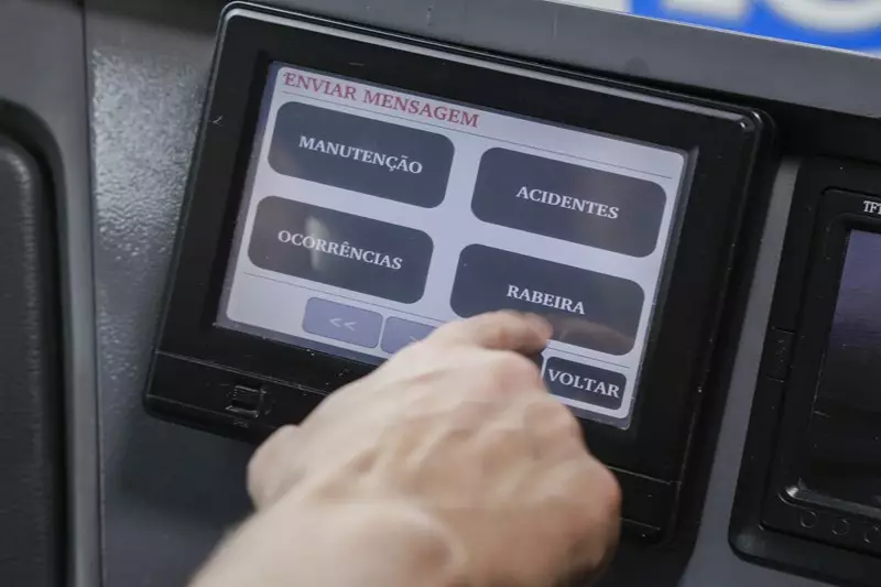 Ônibus de Curitiba ganha botão de emergência para evitar acidentes com crianças