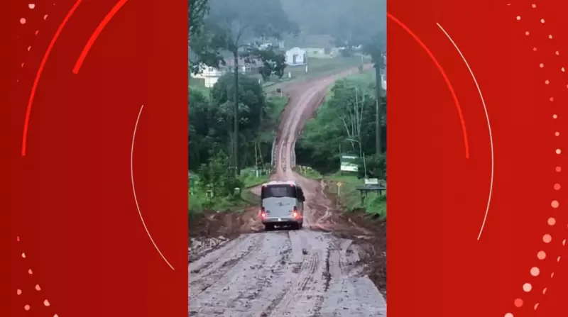 Ônibus desliza em trecho sem asfalto da BR-156 no sul do Amapá; veja o vídeo
