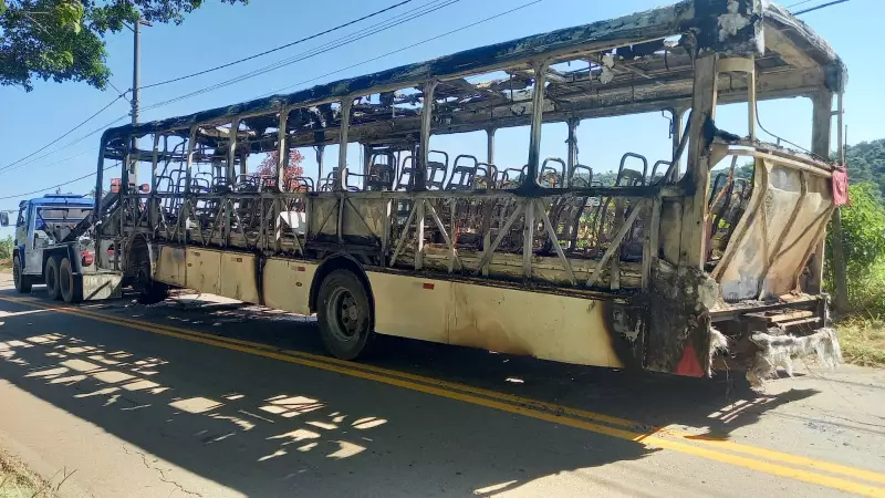 Ônibus escolar pega fogo em Santa Isabel: veja o que aconteceu