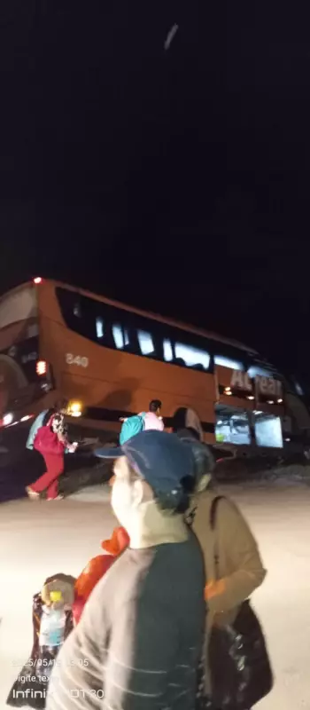 Ônibus quase despenca de ribanceira no Acre; passageiros relatam terror durante acidente