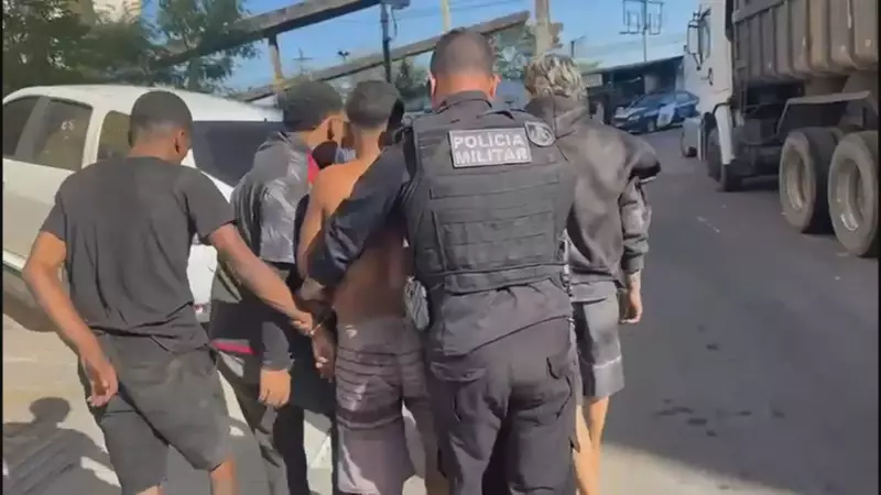 Operação policial no Complexo da Mangueirinha em Duque de Caxias prende suspeitos e apreende armas
