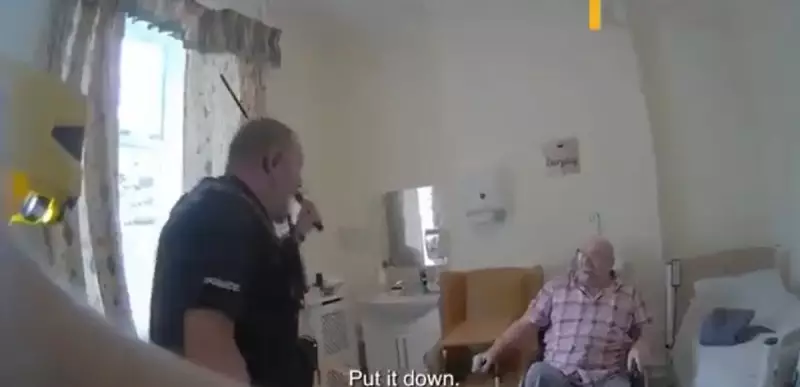 Policiais ingleses são acusados de agredir idoso de 93 anos com spray de pimenta e taser