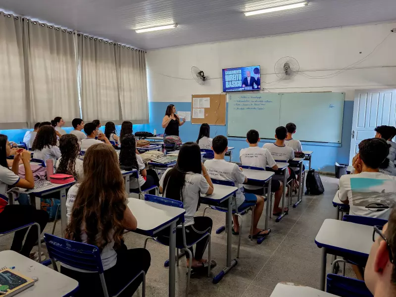 Professores de Minas Gerais recebem reajuste de 5,26%: saiba como fica o salário