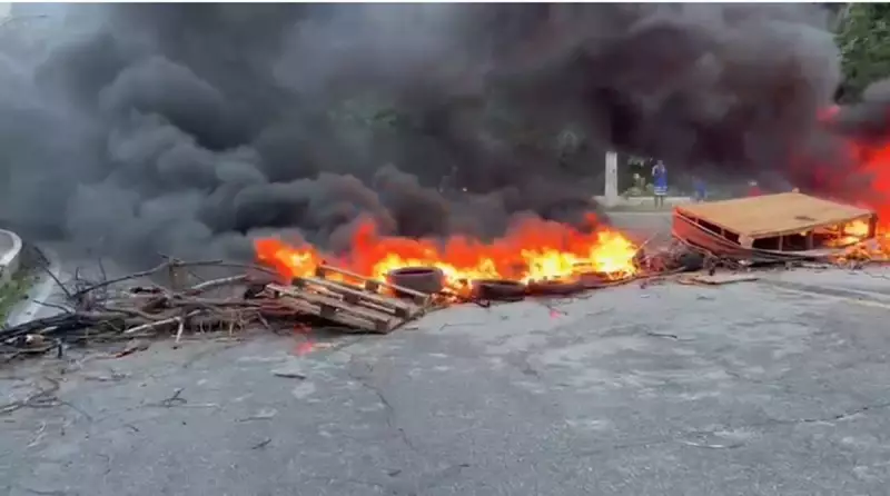 Protesto bloqueia Ladeira Geraldo Melo em Maceió: manifestantes exigem melhorias urbanas