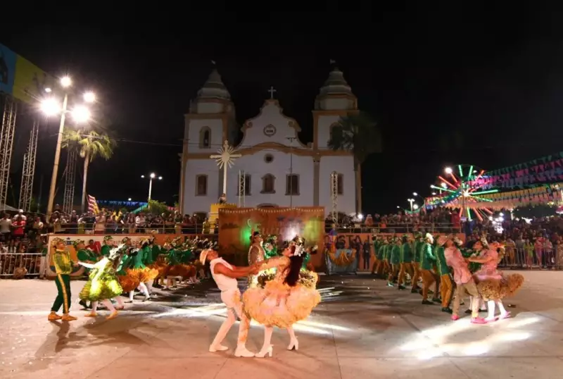Quadrilhas escolares encantam Assu na abertura do São João 2025
