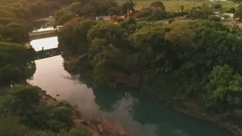 Rio Jundiaí muda de cor após vazamento de corante em córrego no interior de SP; veja vídeo
