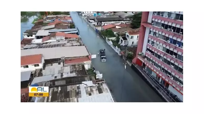Rua Miguel Palmeira vira rio novamente após chuva intensa em Maceió | Veja imagens impressionantes