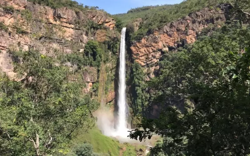 Salto do Itiquira: Descubra a maior queda d'água acessível do Brasil com trilhas, pedras e poços para banho