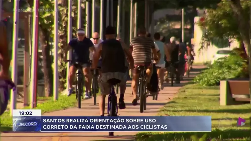Santos orienta ciclistas sobre uso correto da faixa exclusiva para bikes