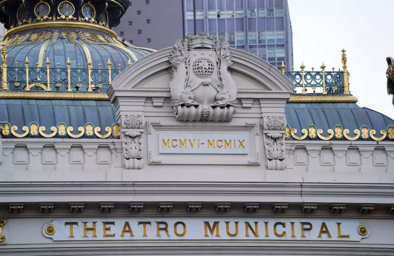 Theatro Municipal do Rio enfrenta crise com fim de contratos temporários; futuro de 120 funcionários em jogo