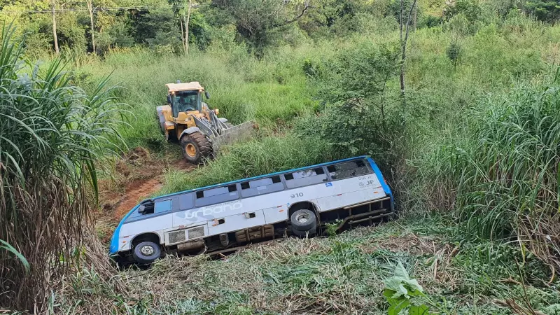 Tragédia em Juiz de Fora: Micro-ônibus despenca em barranco, deixando um morto e sete feridos