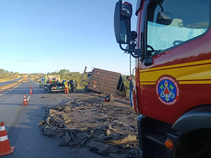 Tragédia na BR-135: Pai e filho morrem após caminhão tombar e cair em declive