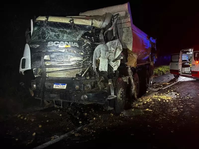 Tragédia na BR-251: Caminhoneiro morre em colisão entre três veículos em Minas Gerais