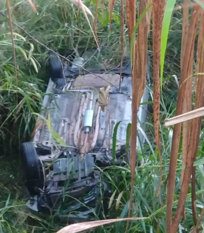 Tragédia na BR-494: Homem morre e quatro ficam feridos após carro despencar em ribanceira em Divinópolis