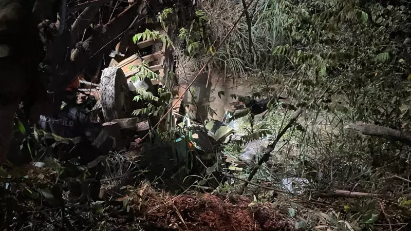Tragédia na estrada: caminhão despenca de ponte e motorista morre em Santo Antônio do Aracanguá