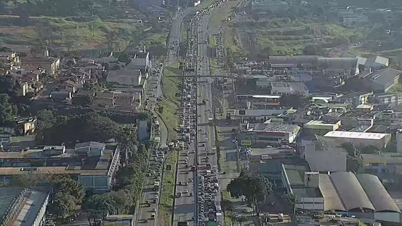 Tragédia no Anel Rodoviário de BH: motociclista morre em acidente e trânsito fica congestionado