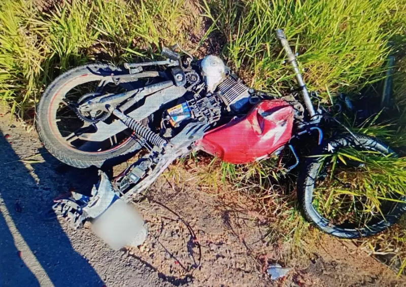 Tragédia no trânsito: Colisão entre carro e moto em São José do Alegre mata uma pessoa e deixa ferido