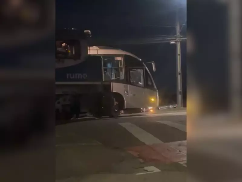 Trem colide com ônibus parado sobre trilhos em Curitiba: veja o vídeo chocante