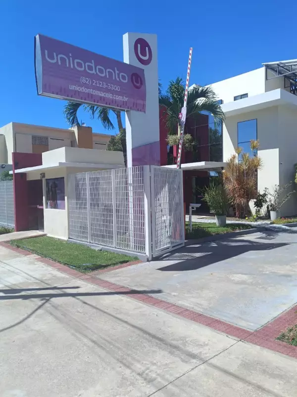 Uniodonto lança novo plano odontológico com aparelho estético e clareamento!
