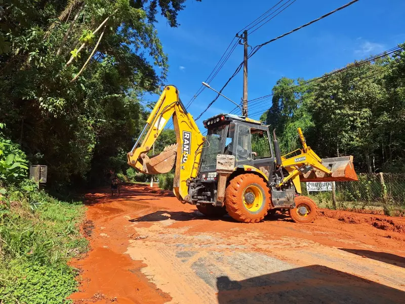 Vazamento em estação de tratamento causa deslizamento e interdita rodovia em Santa Isabel